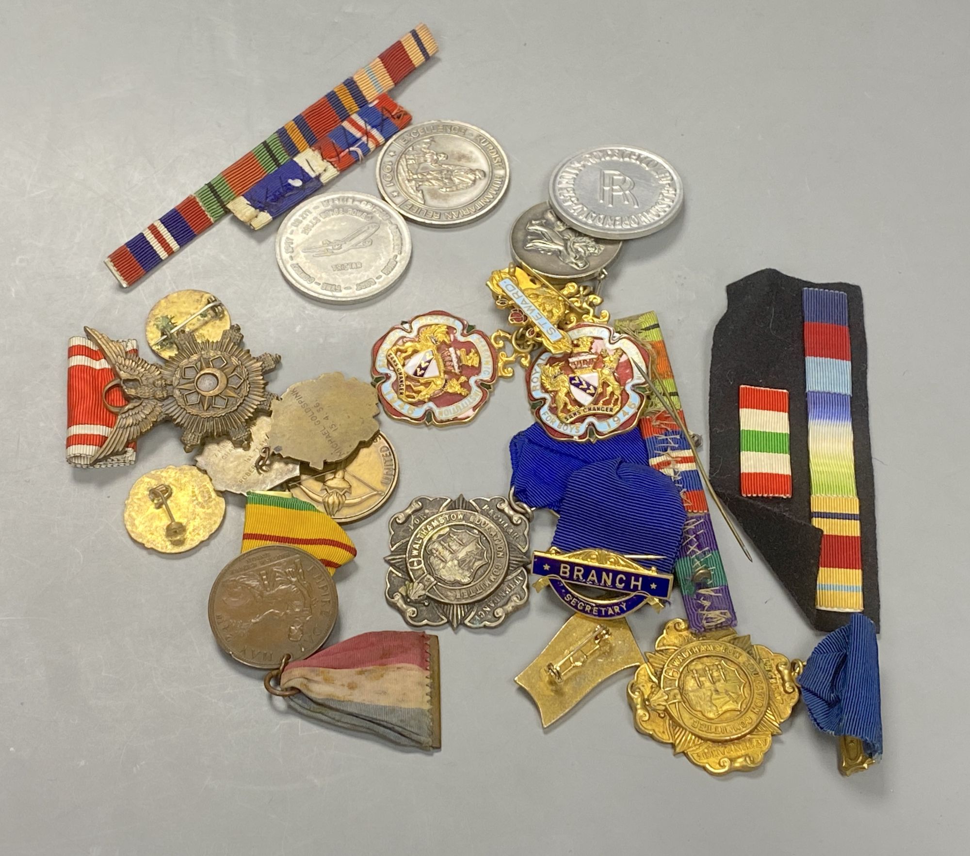 A quantity of mixed badges and medallions